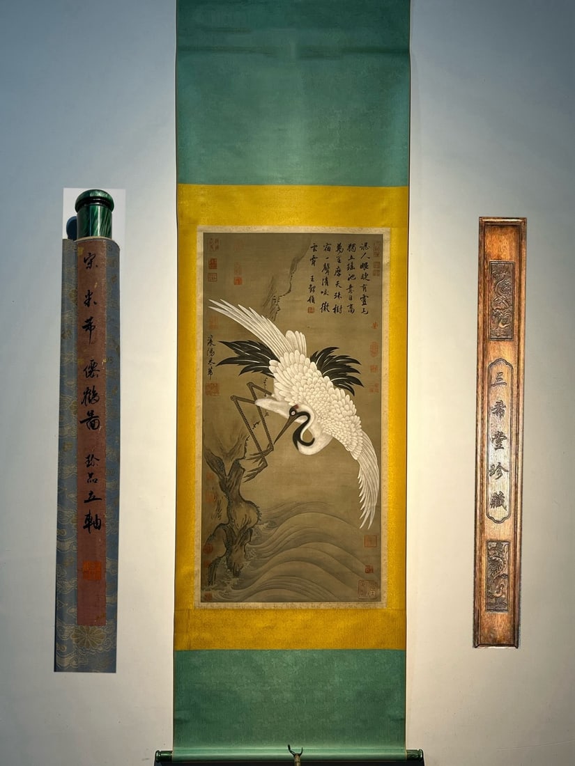 Chinese scroll painting Song dynasty Mi Fu: Size: Height 109 cm - Width 55 cm Materials: Silk Time Period: Song dynasty Manufactured by: Mi Fu Object: Chinese Antique A fine silk hand-painted painting of white cranes by Mi Fu, housed in a treas