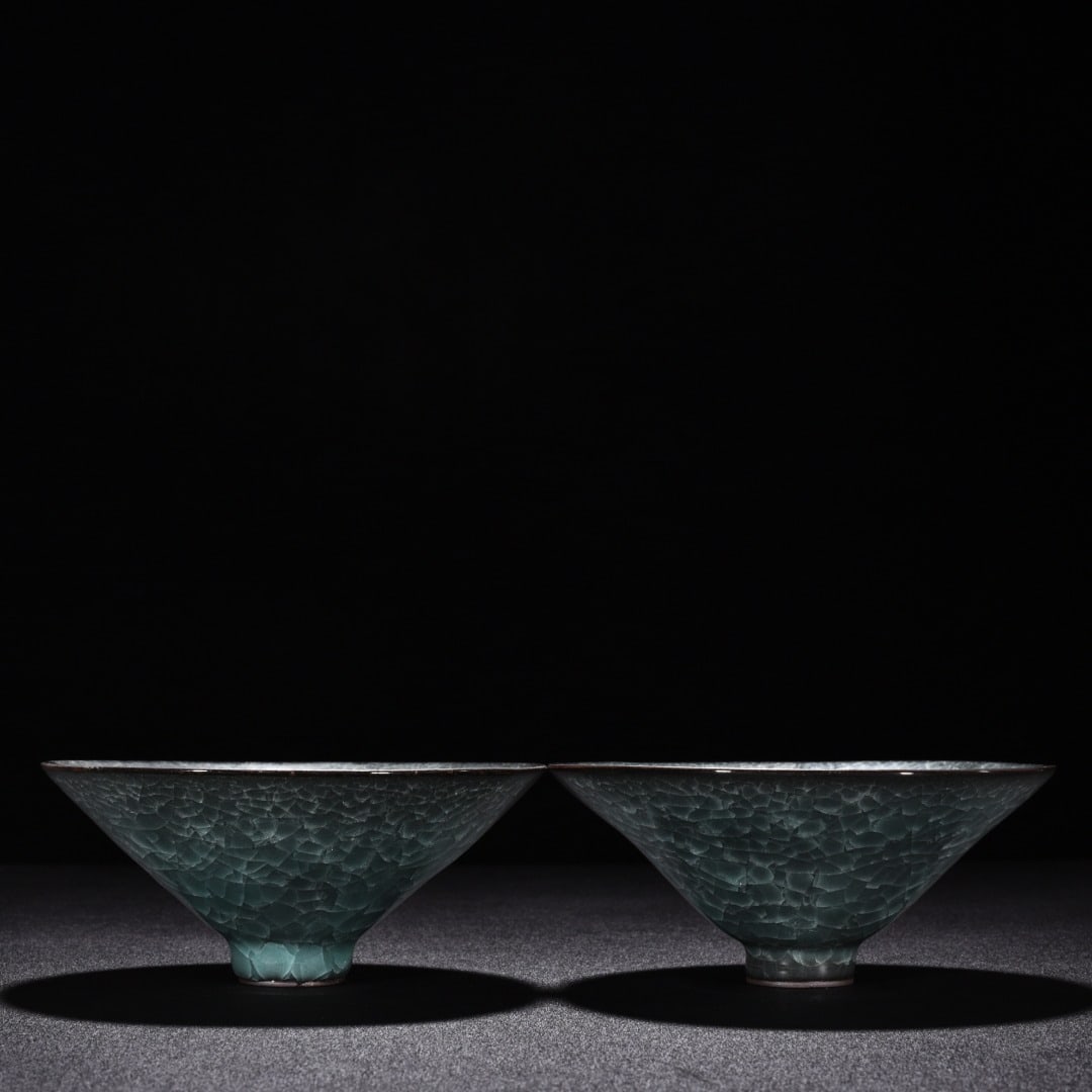 Song Dynasty official kiln celadon ice-cracked bamboo hat bowl: Size: Width 14.2 cm - Height 6 cm Materials: Porcelain Time Period: Song dynasty Manufactured Date: 10th-c Period Object: Chinese Antique ⛨ Purchase With Confidence ✔ Verified Aucti