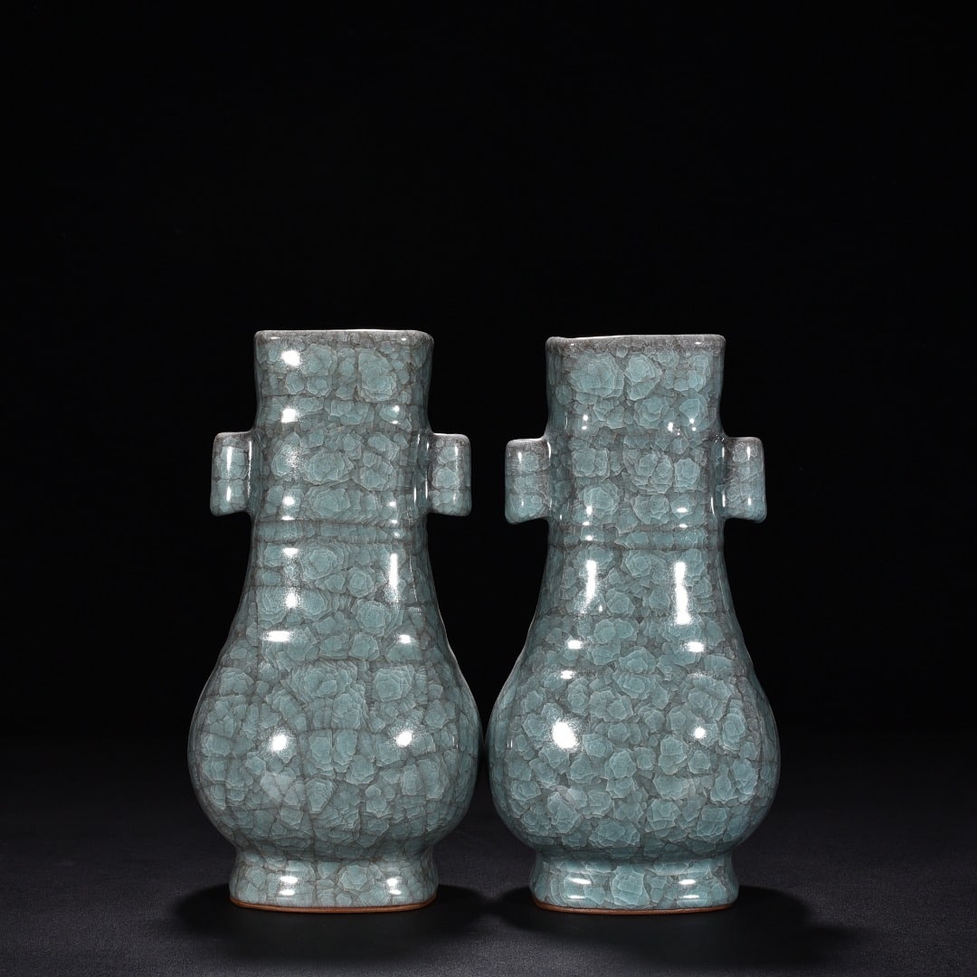Song Dynasty Guan kiln celadon ice crackle dazzling pattern through-ear bottle: Size: Height 23 cm - Width 12 cm Materials: Porcelain Time Period: Song dynasty Manufactured Date: 10th-c Object: Chinese Antique ⛨ Purchase With Confidence ✔ Verified Auction House