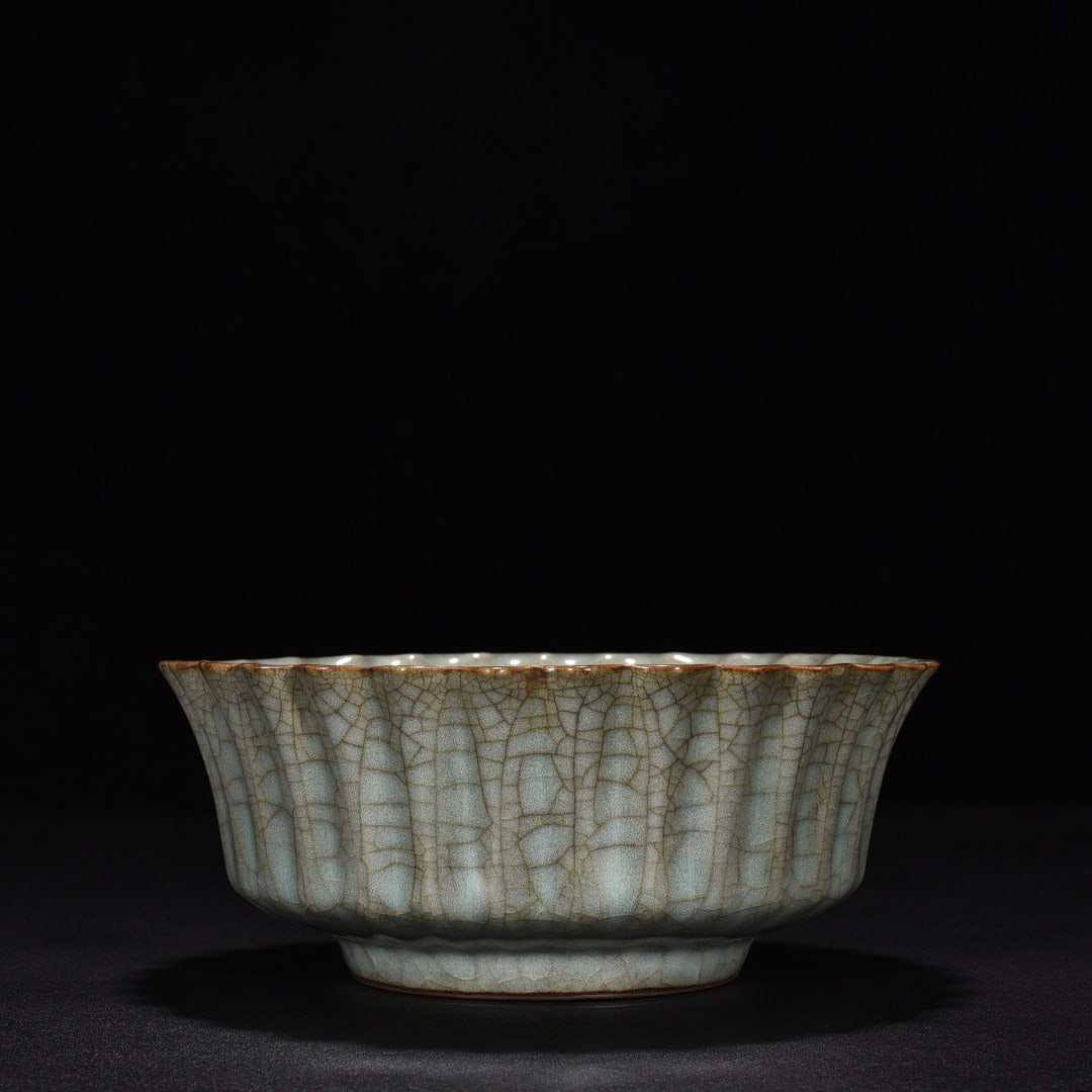 Song Dynasty official kiln celadon scraper bowl (1 of 9)