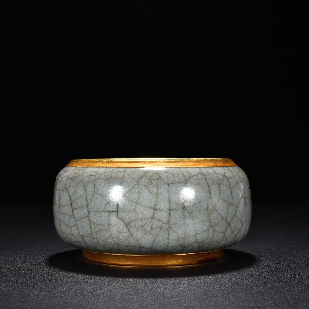 Song Dynasty official kiln celadon round washer (inlaid with gold buckle): Size: Width 15 cm - Height 8 cm Materials: Porcelain Time Period: Song dynasty Manufactured Date: 10th-c Period Object: Chinese Antique ⛨ Purchase With Confidence ✔ Verified Auction
