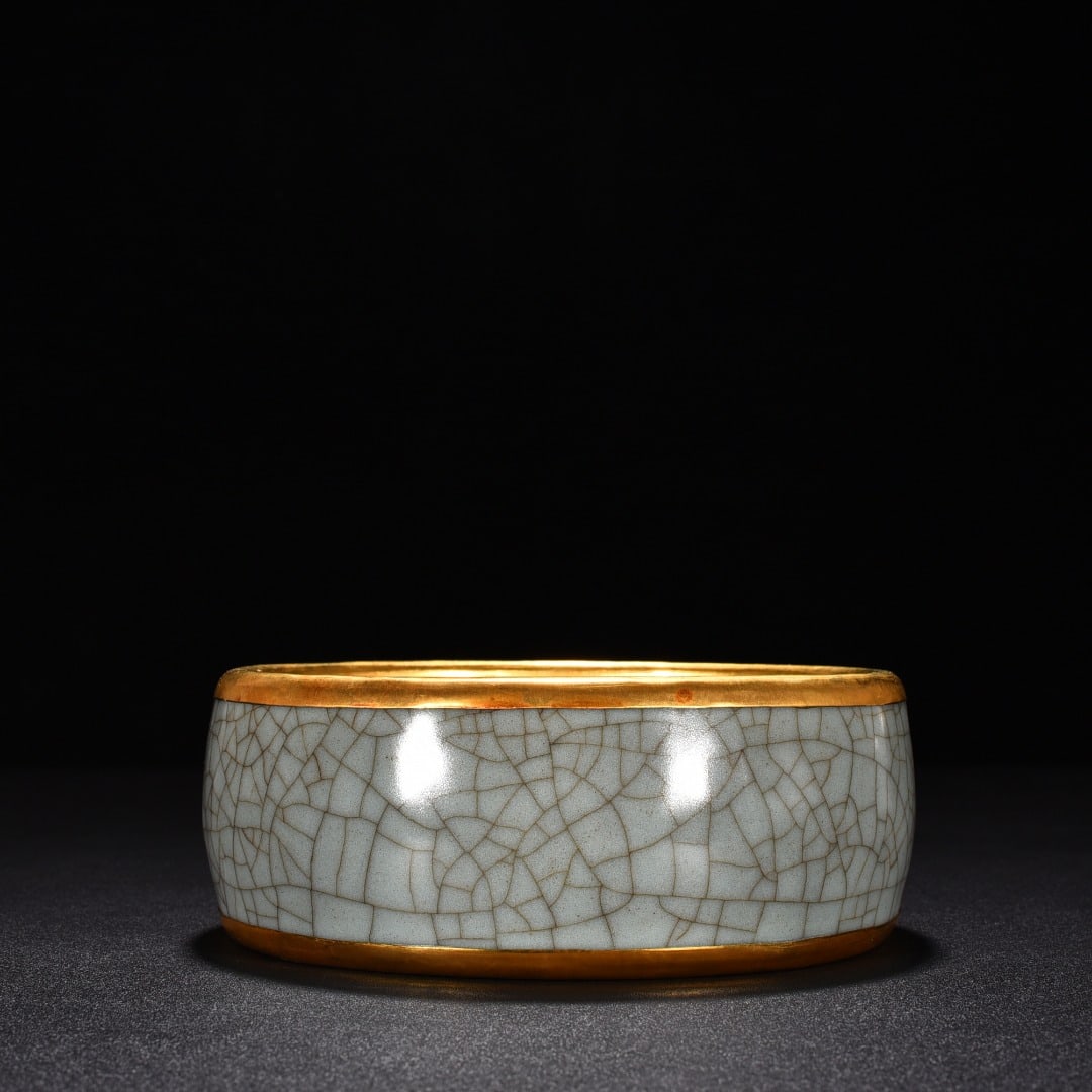 Song Dynasty Guan kiln celadon round washer (inlaid with gold buckle): Size: Width 15.5 cm - Height 6 cm Materials: Porcelain Time Period: Song dynasty Manufactured Date: 10th-c Period Object: Chinese Antique ⛨ Purchase With Confidence ✔ Verified Aucti