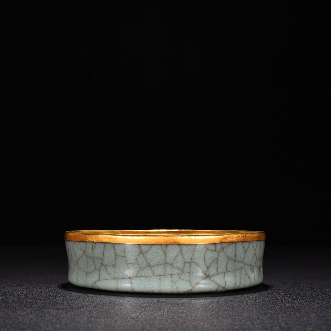 Song Dynasty official kiln celadon round washer (inlaid with gold buckle): Size: Width 13.8 cm - Height 3.5 cm Materials: Porcelain Time Period: Song dynasty Manufactured Date: 10th-c Period Object: Chinese Antique ⛨ Purchase With Confidence ✔ Verified Auc