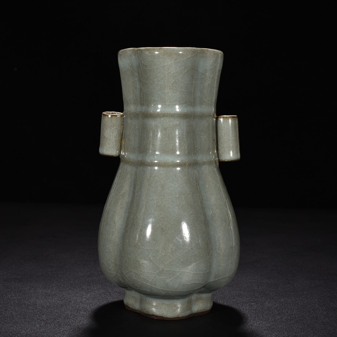Song Dynasty official kiln celadon crabapple style through-ear vase (1 of 9)