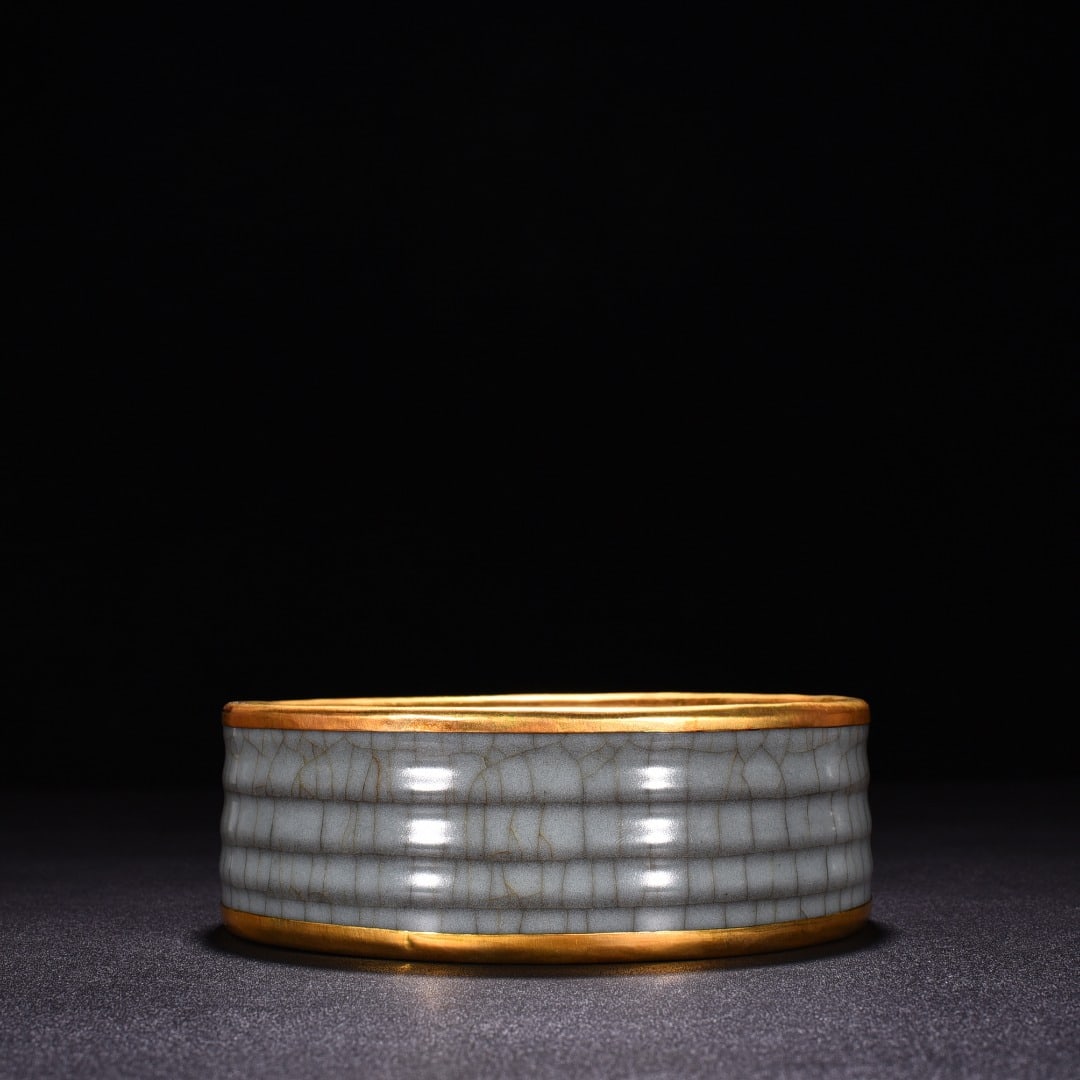 Song Dynasty official kiln celadon dazzling round wash (inlaid with gold buckle): Size: Width 13.6 cm - Height 4.6 cm Materials: Porcelain Time Period: Song dynasty Manufactured Date: 10th-c Period Object: Chinese Antique ⛨ Purchase With Confidence ✔ Verified Auc