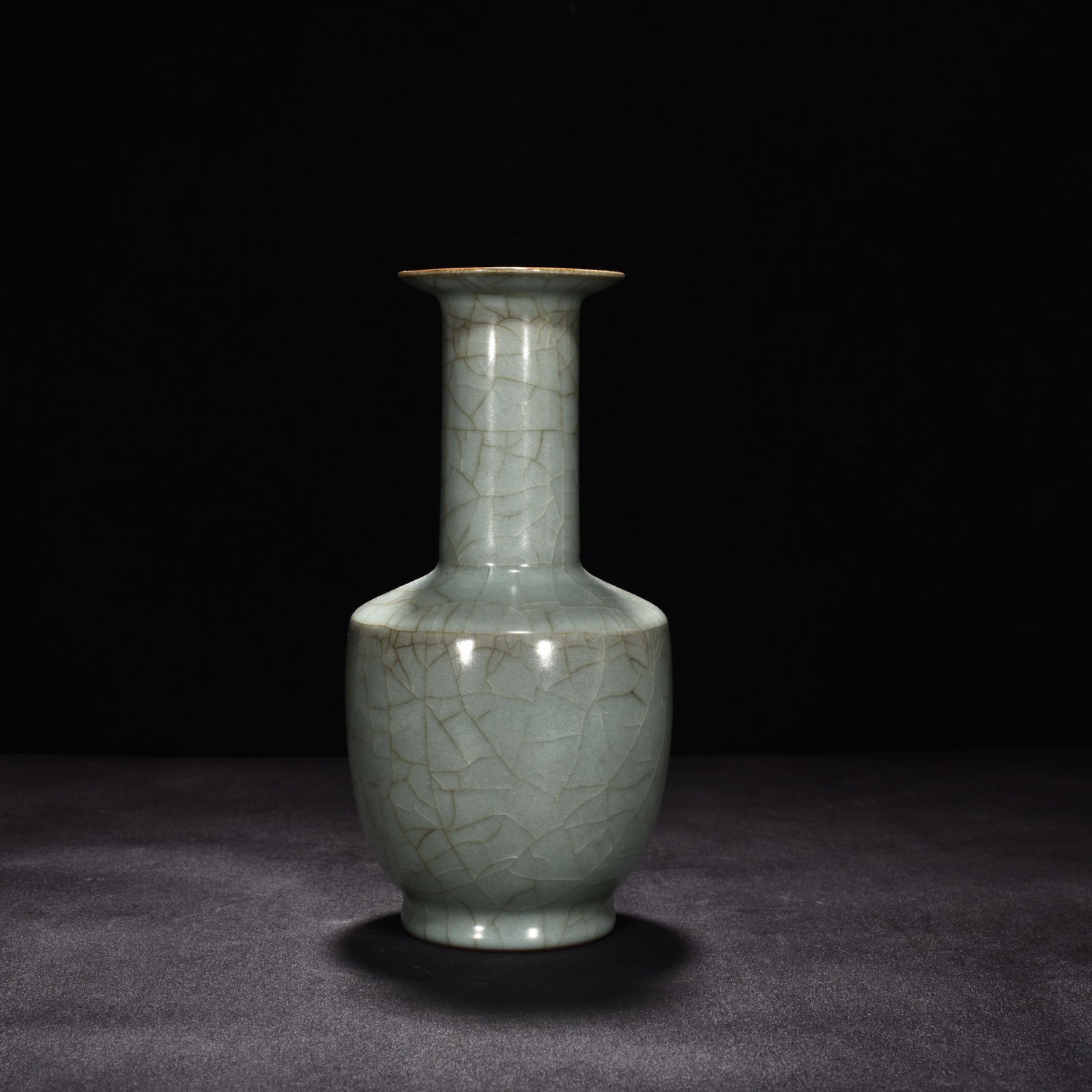 Song Dynasty Guan kiln celadon plate-mouth vase (1 of 9)