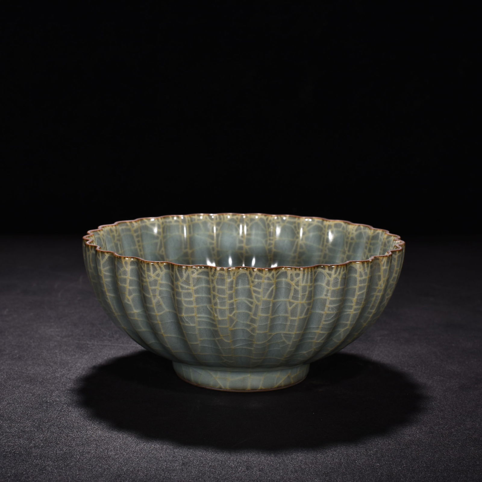 Song Dynasty Guan kiln celadon chrysanthemum petals and melon edges Bowl (1 of 6)