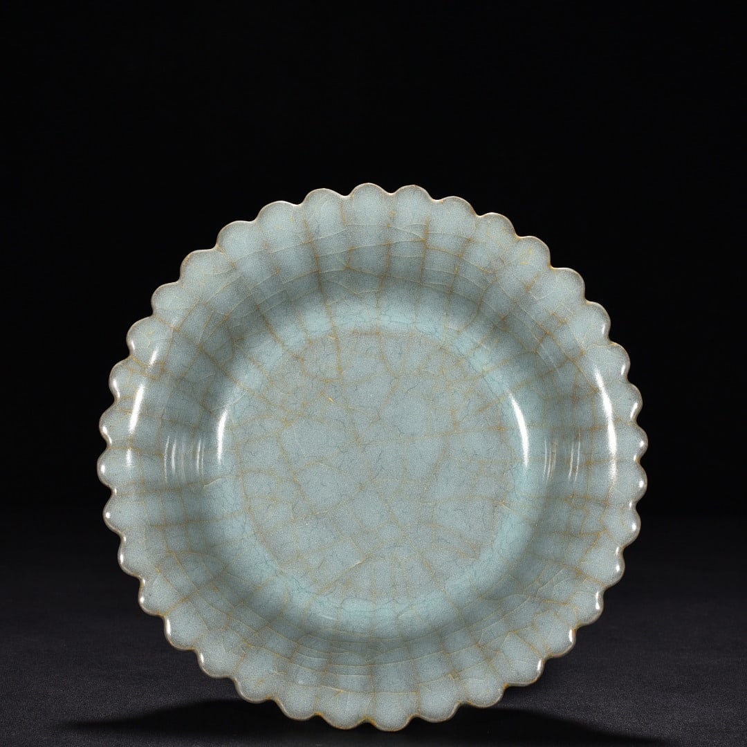 Song Dynasty official kiln celadon chrysanthemum dish (1 of 9)