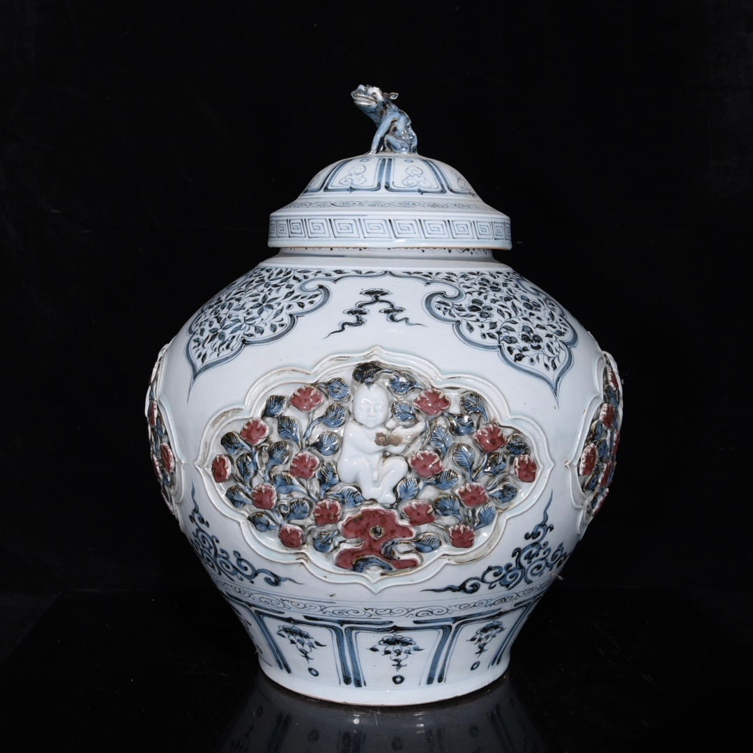Yuan Dynasty blue and white glaze red pinch lid jar (1 of 9)
