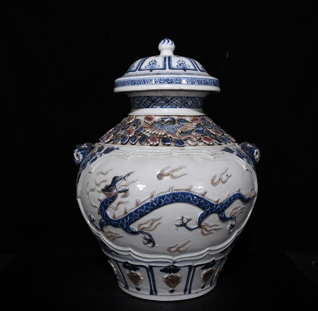 Yuan Dynasty blue and white underglaze red relief pinched dragon pattern animal head lid jar: Size: Height 45 cm - Width 35 cm Materials: Porcelain Time Period: Yuan dynasty Manufactured Date: 13th-c Period Object: Chinese Antique ⛨ Purchase With Confidence ✔ Verified Auctio