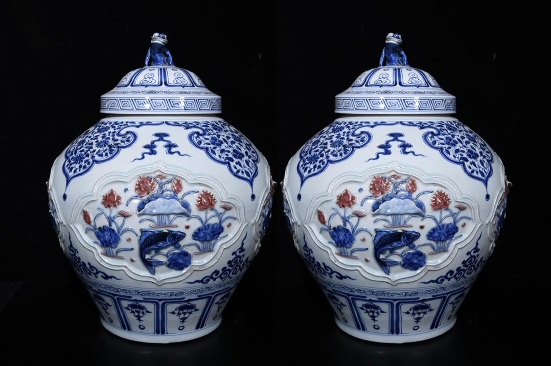 Yuan Dynasty blue and white underglaze red embossed fish and algae pattern lid jar (1 of 9)