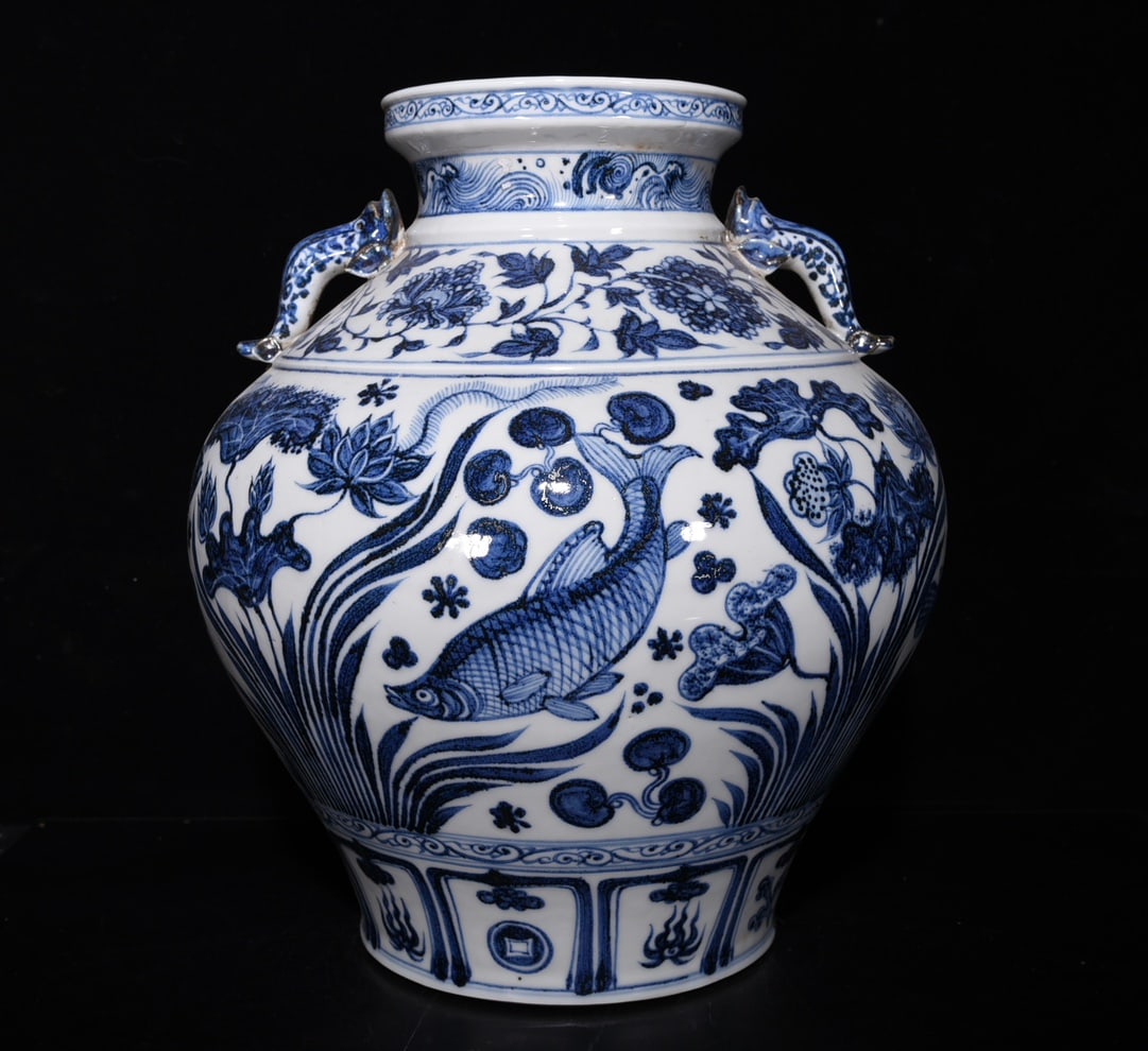 Yuan Dynasty blue and white fish and algae dog head jar (1 of 9)