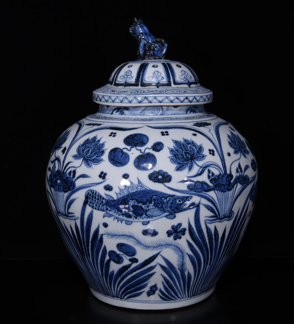 Yuan Dynasty blue and white fish and algae lid jar (1 of 7)