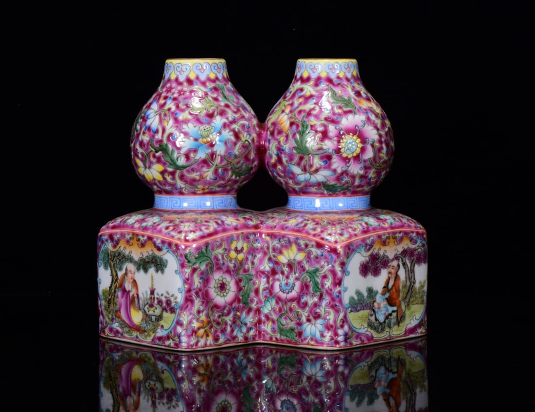 Qing Dynasty Qianlong year enamel Arhat pattern twin gourds vase (1 of 9)