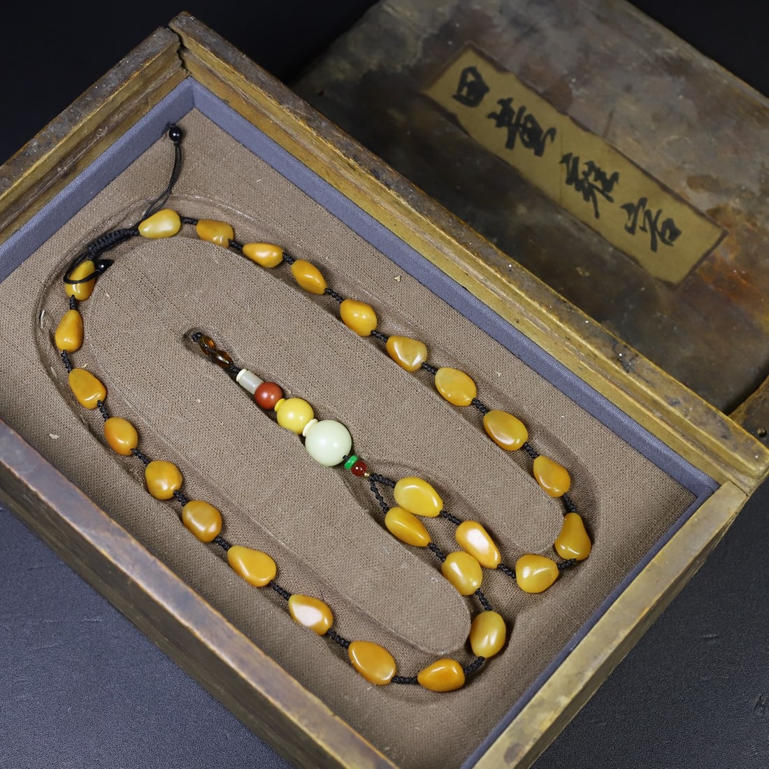 Chinese natural shoushan stone carved necklace Qing dynasty: Size Pendent: Height 3 cm - Width 1.8 cm Materials: Natural Shoushan stone Time Period: Qing dynasty Manufactured Date: Qianlong Period Object: Chinese Antique ⛨ Purchase With Confidence &