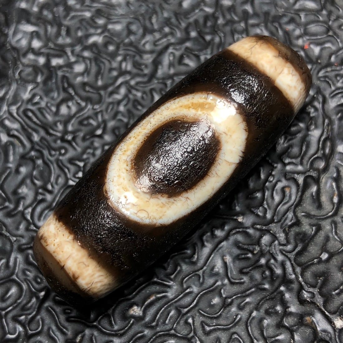 Chinese natural agate DZI beads: Size: Height 3.9 cm - Width 1.4 cm Materials: Natural Agate Time Period: Qing dynasty Manufactured Date: Qianlong Period Object: Chinese Antique ⛨ Purchase With Confidence ✔ Verifie