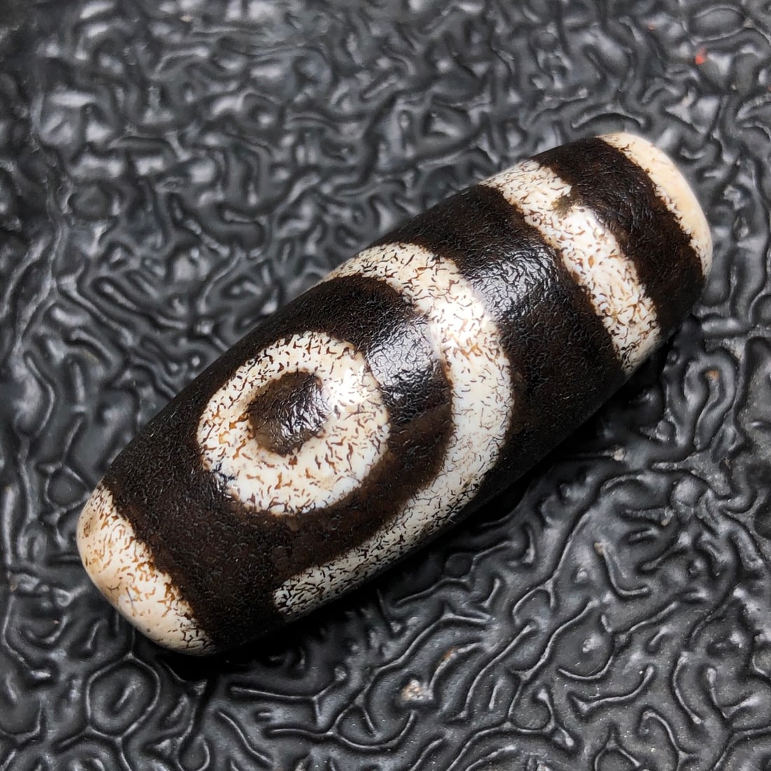 Chinese natural agate DZI beads: Size: Height 3.7 cm - Width 1.5 cm Materials: Natural Agate Time Period: Qing dynasty Manufactured Date: Qianlong Period Object: Chinese Antique ⛨ Purchase With Confidence ✔ Verifie