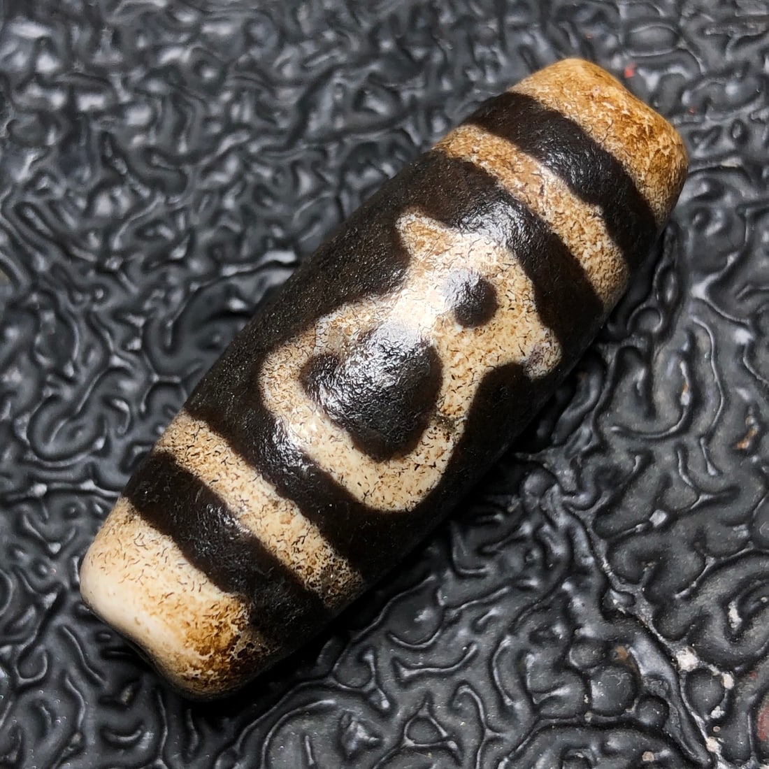 Chinese natural agate DZI beads: Size: Height 4 cm - Width 1.4 cm Materials: Natural Agate Time Period: Qing dynasty Manufactured Date: Qianlong Period Object: Chinese Antique ⛨ Purchase With Confidence ✔ Verified