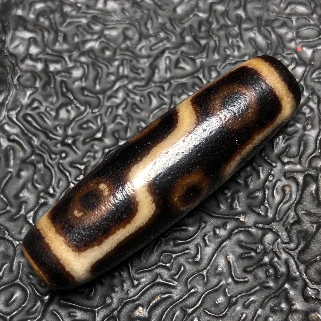 Chinese natural agate DZI beads: Size: Height 3.8 cm - Width 1.2 cm Materials: Natural Agate Time Period: Qing dynasty Manufactured Date: Qianlong Period Object: Chinese Antique ⛨ Purchase With Confidence ✔ Verifie