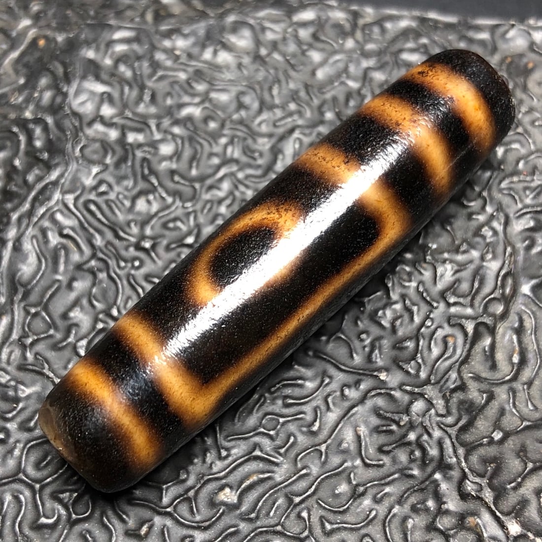 Chinese natural agate DZI beads: Size: Height 4.9 cm - Width 1.2 cm Materials: Natural Agate Time Period: Qing dynasty Manufactured Date: Qianlong Period Object: Chinese Antique ⛨ Purchase With Confidence ✔ Verifie