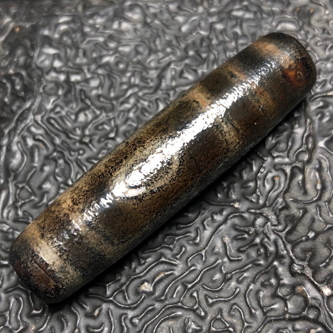 Chinese natural agate DZI beads: Size: Height 4.9 cm - Width 1.2 cm Materials: Natural Agate Time Period: Qing dynasty Manufactured Date: Qianlong Period Object: Chinese Antique ⛨ Purchase With Confidence ✔ Verifie