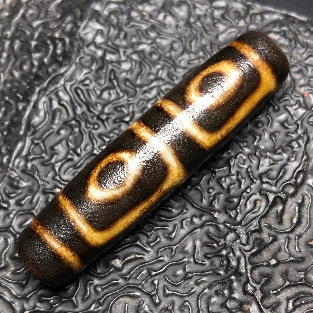 Chinese natural agate DZI beads: Size: Height 4.9 cm - Width 1.4 cm Materials: Natural Agate Time Period: Qing dynasty Manufactured Date: Qianlong Period Object: Chinese Antique ⛨ Purchase With Confidence ✔ Verifie