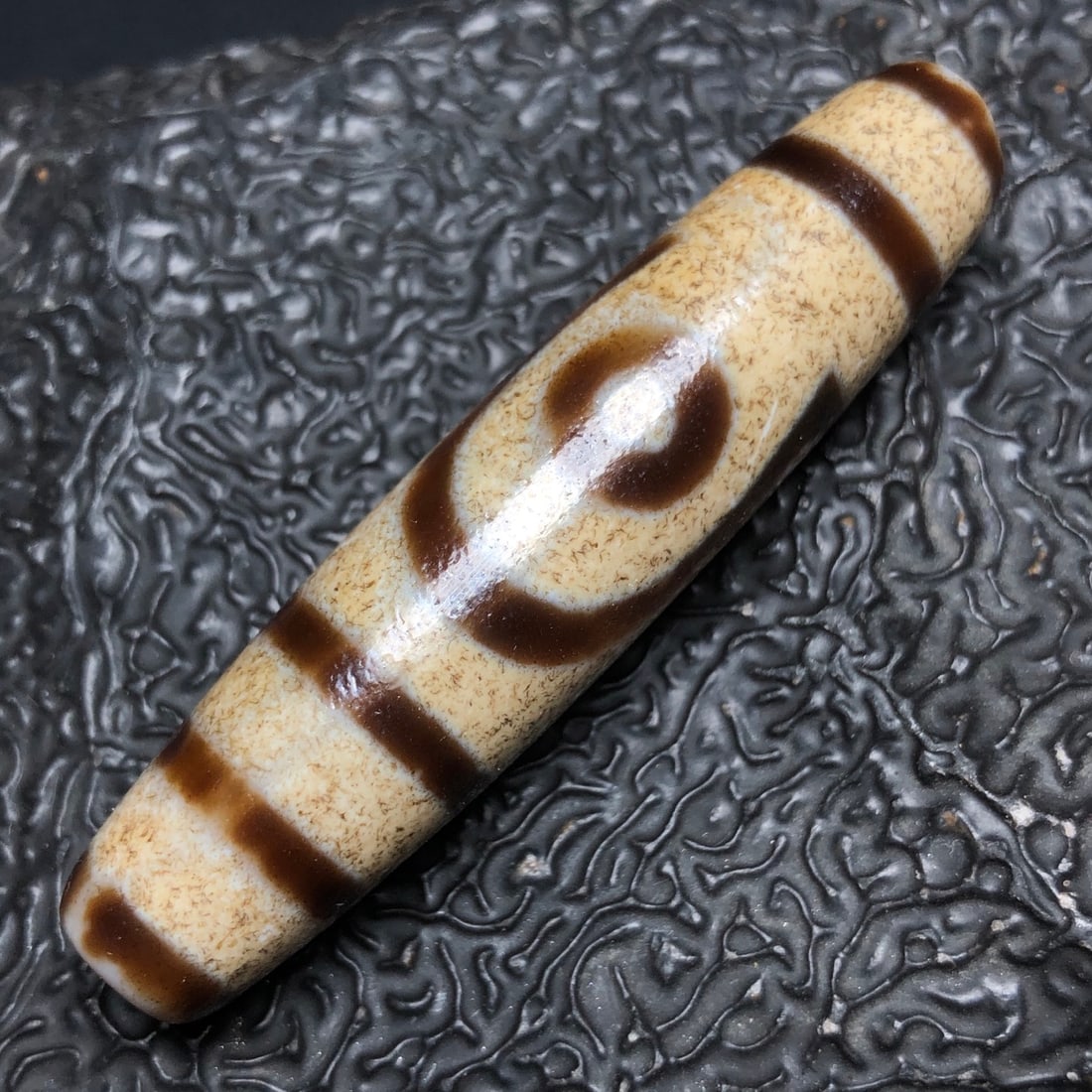 Chinese natural agate DZI beads: Size: Height 5.9 cm - Width 1.4 cm Materials: Natural Agate Time Period: Qing dynasty Manufactured Date: Qianlong Period Object: Chinese Antique ⛨ Purchase With Confidence ✔ Verifie