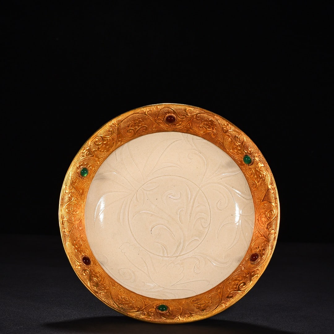 Song Dynasty Ding kiln carved flower plate (engraved and inlaid with gems): Size: Width 20.8 cm - Height 4.3 cm Materials: Porcelain Time Period: Song dynasty Manufactured Date: 10th-c Period Object: Chinese Antique ⛨ Purchase With Confidence ✔ Verified Auc