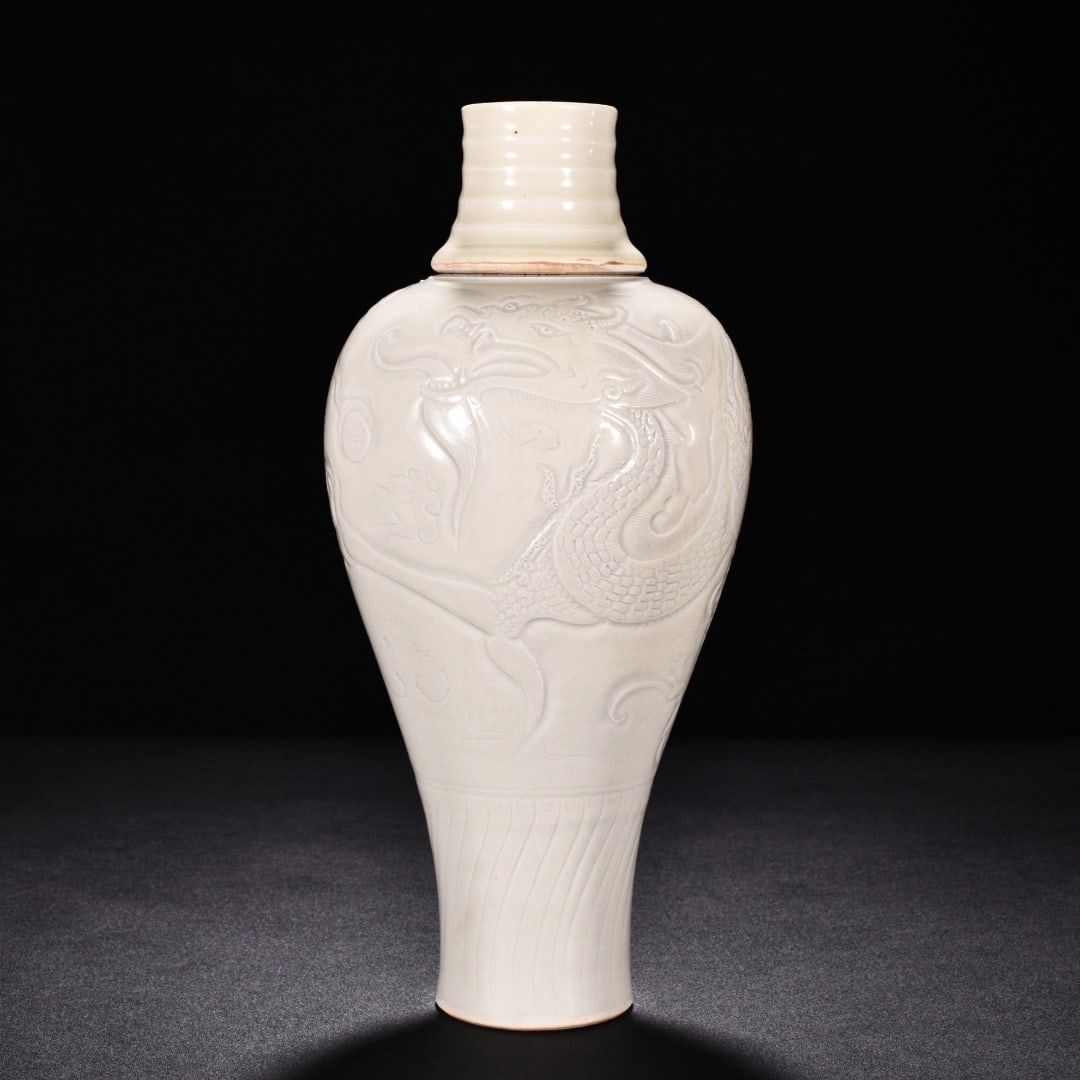 Song Dynasty Ding kiln carved dragon lid plum vase (1 of 9)