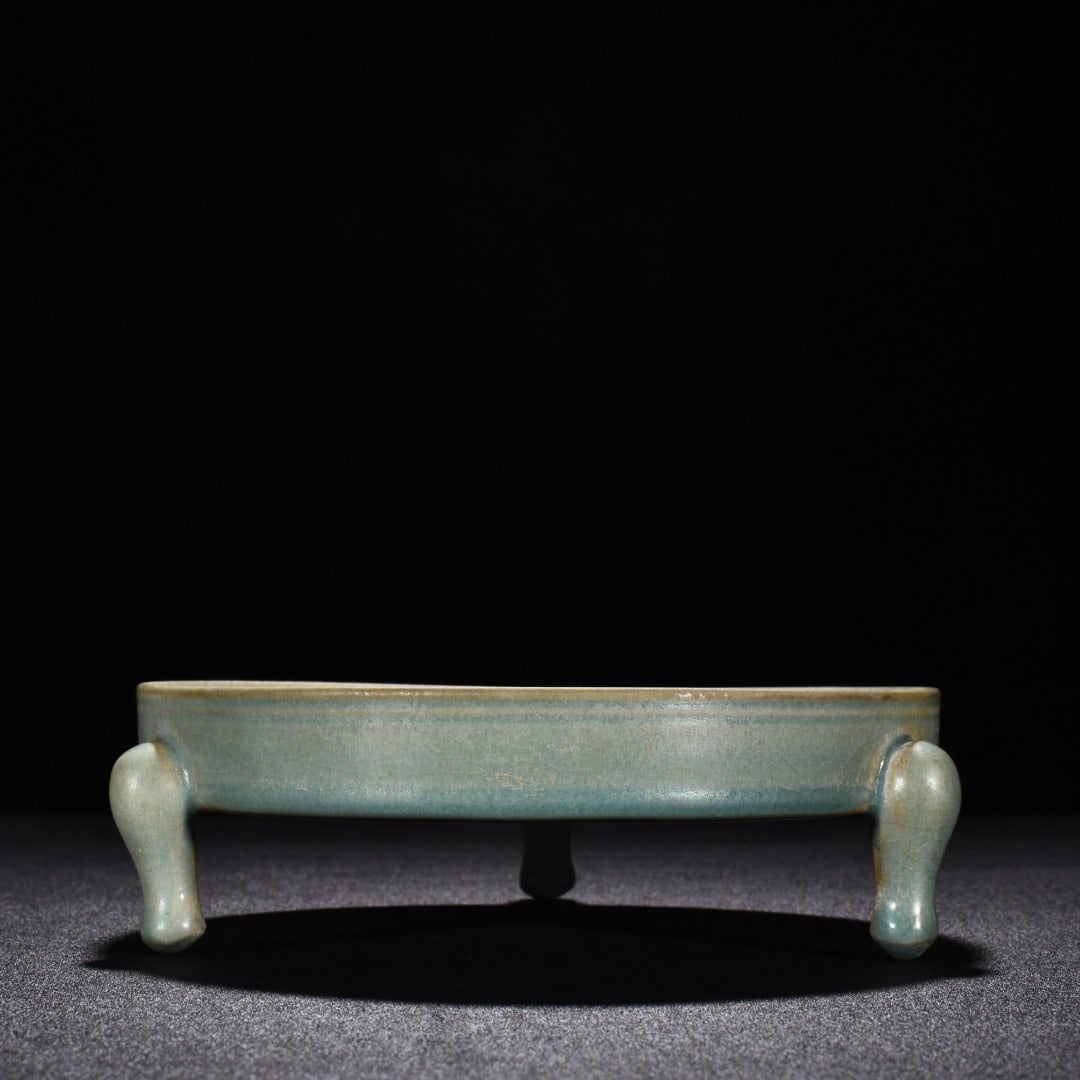 Song Dynasty Ru Kiln Azure-glazed three-legged washer (Mi Fu's calligraphy climbing) (1 of 9)