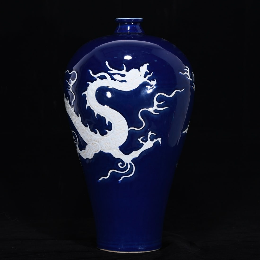 Chinese blue and white porcelain vase Yuan dynasty: Size: Height 44 cm - Width 25.5 cm Materials: Porcelain Time Period: Yuan dynasty Manufactured Date: 13th-c Period Object: Chinese Antique ⛨ Purchase With Confidence ✔ Verified Auct