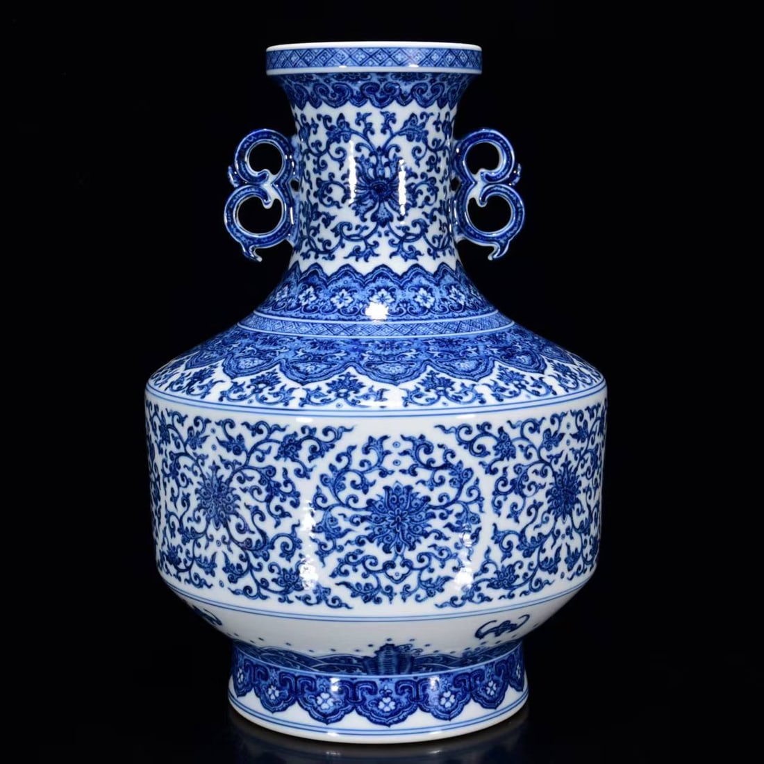 Chinese blue and white porcelain vase Qing dynasty Qianlong Period (1 of 9)