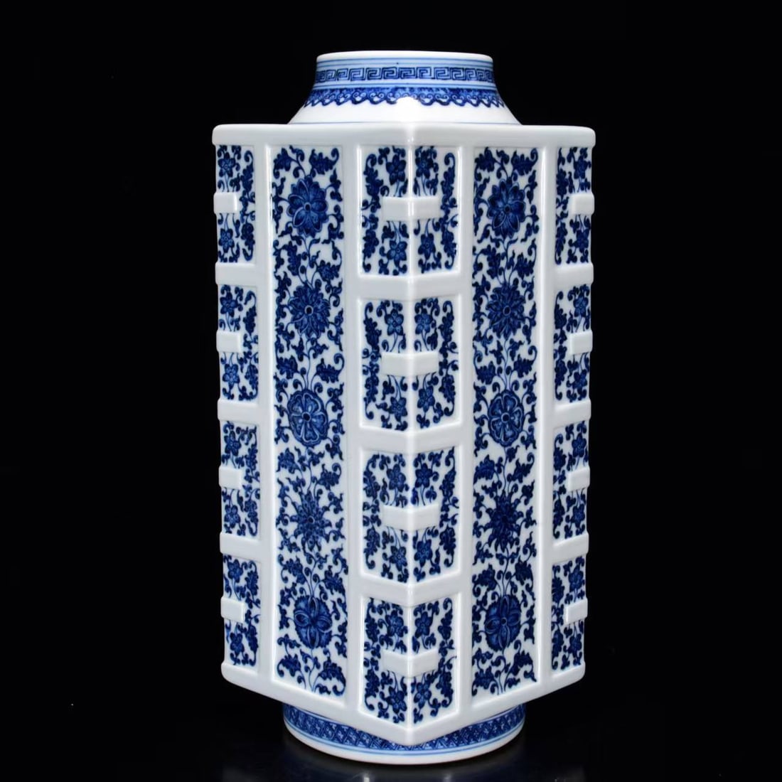 Chinese blue and white porcelain vase Qing dynasty Qianlong Period (1 of 9)