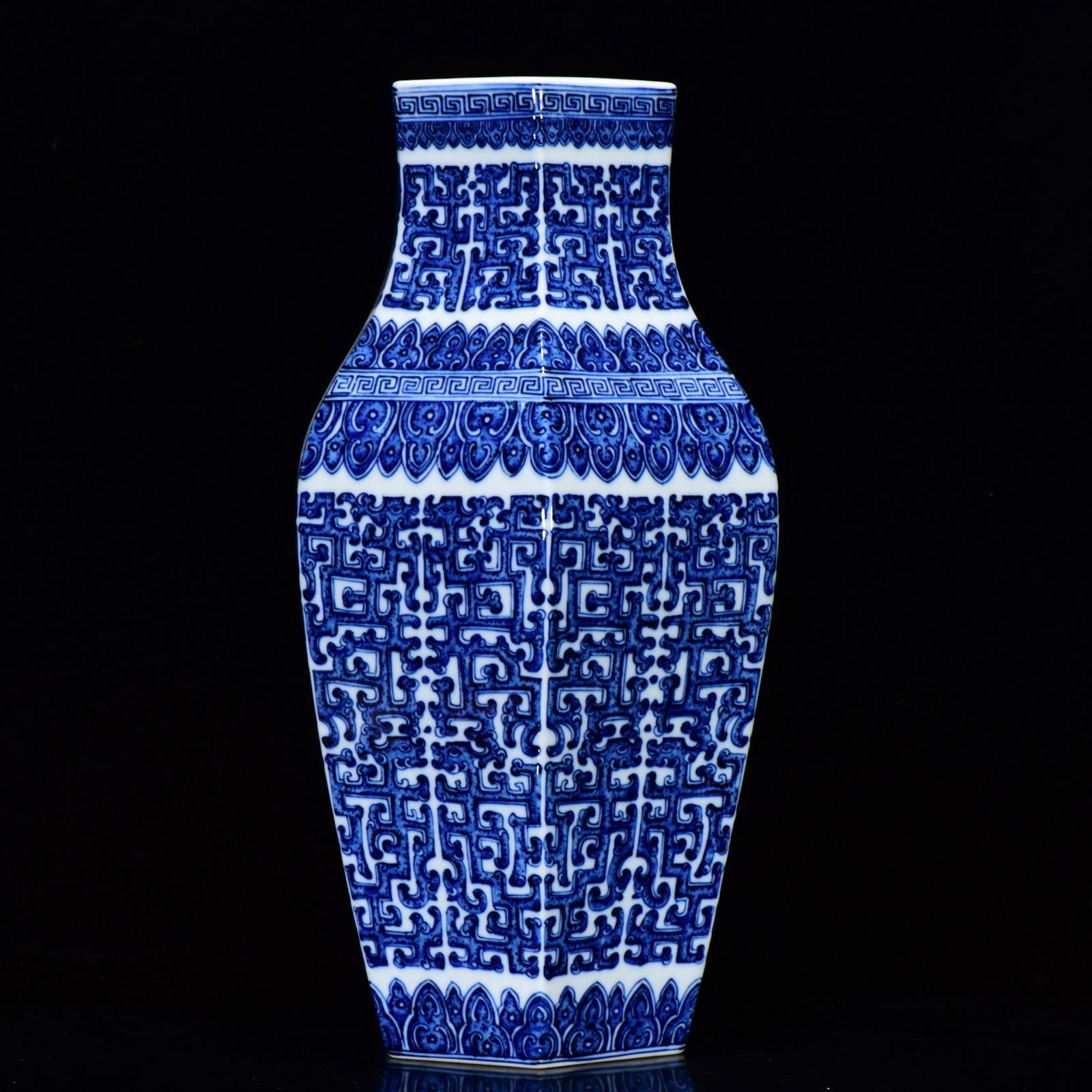 Chinese blue and white porcelain vase Qing dynasty Qianlong Period (1 of 9)