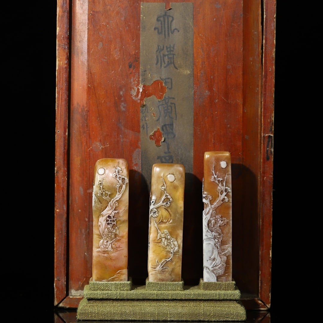 Chinese natural shoushan stone carved seal set Qing dynasty: Size: Height 9.6 + 9.9 + 10.6 cm - Width 2.9 + 22.6 + 2.2 cm Materials: Natural Shoushan stone Time Period: Qing dynasty Manufactured Date: Qianlong Period Object: Chinese Antique ⛨ Purchase Wit