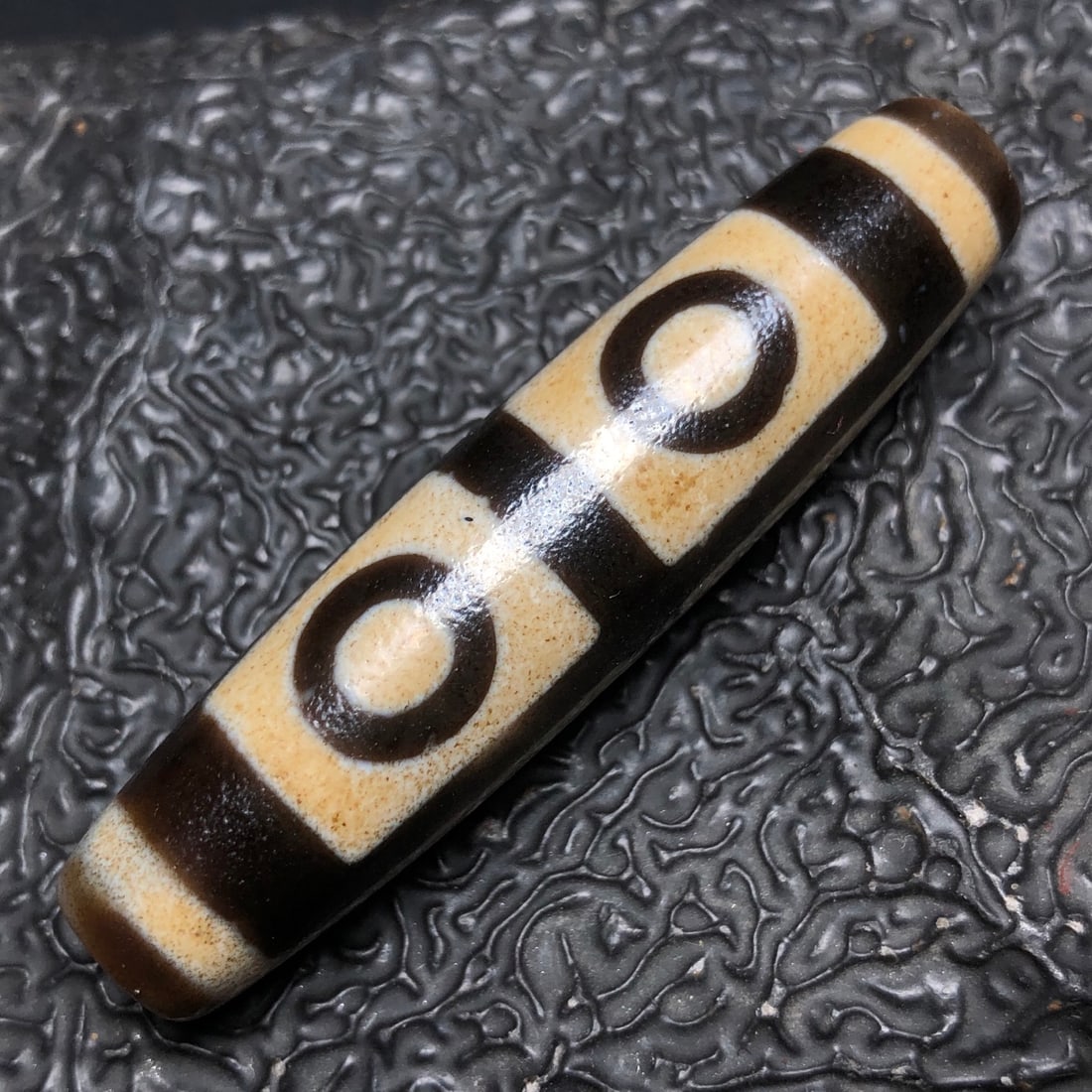 Chinese natural agate DZI beads: Size: Height 5.8 cm - Width 1.2 cm Materials: Natural Agate Time Period: Qing dynasty Manufactured Date: Qianlong Period Object: Chinese Antique ⛨ Purchase With Confidence ✔ Verifie