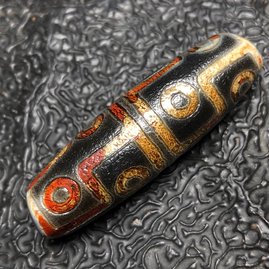 Chinese natural agate DZI beads: Size: Height 4.8 cm - Width 1.5 cm Materials: Natural Agate Time Period: Qing dynasty Manufactured Date: Qianlong Period Object: Chinese Antique ⛨ Purchase With Confidence ✔ Verifie