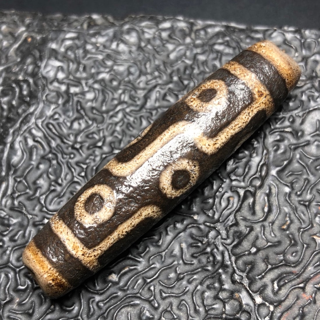 Chinese natural agate DZI beads: Size: Height 5.6 cm - Width 1.3 cm Materials: Natural Agate Time Period: Qing dynasty Manufactured Date: Qianlong Period Object: Chinese Antique ⛨ Purchase With Confidence ✔ Verifie