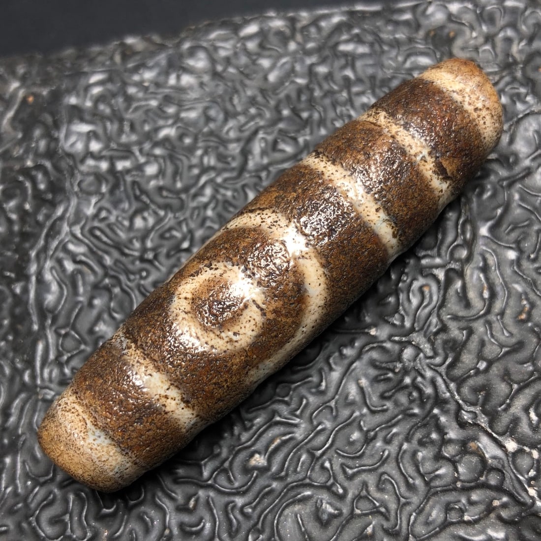 Chinese natural agate DZI beads: Size: Height 5.4 cm - Width 1.4 cm Materials: Natural Agate Time Period: Qing dynasty Manufactured Date: Qianlong Period Object: Chinese Antique ⛨ Purchase With Confidence ✔ Verifie