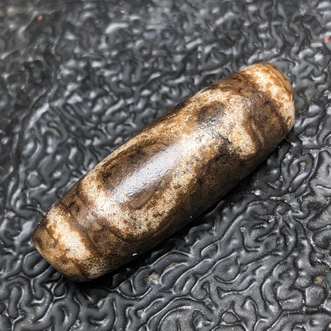 Chinese natural agate DZI beads: Size: Height 3.7 cm - Width 1.3 cm Materials: Natural Agate Time Period: Qing dynasty Manufactured Date: Qianlong Period Object: Chinese Antique ⛨ Purchase With Confidence ✔ Verifie