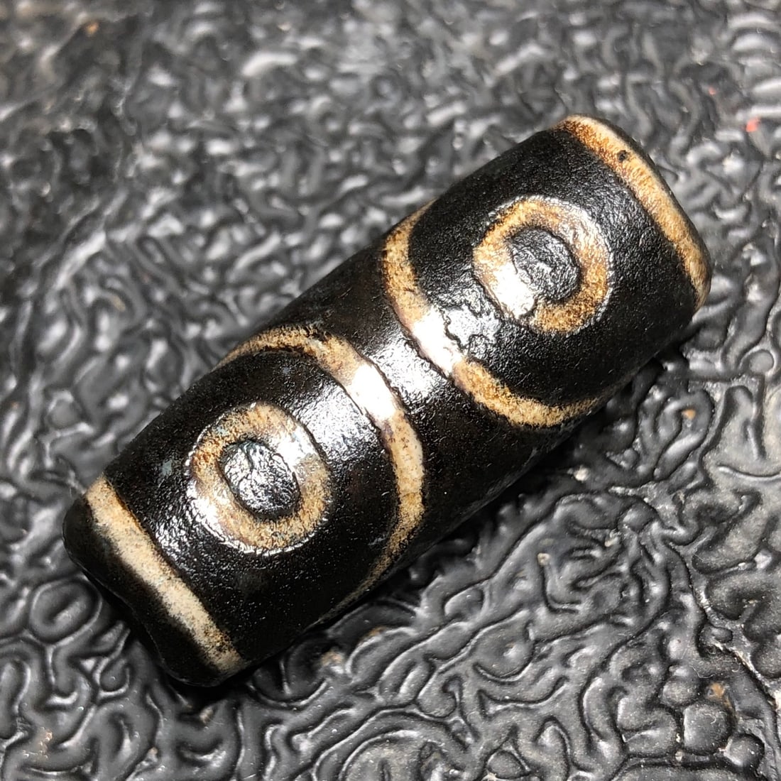 Chinese natural agate DZI beads: Size: Height 3.8 cm - Width 1.5 cm Materials: Natural Agate Time Period: Qing dynasty Manufactured Date: Qianlong Period Object: Chinese Antique ⛨ Purchase With Confidence ✔ Verifie