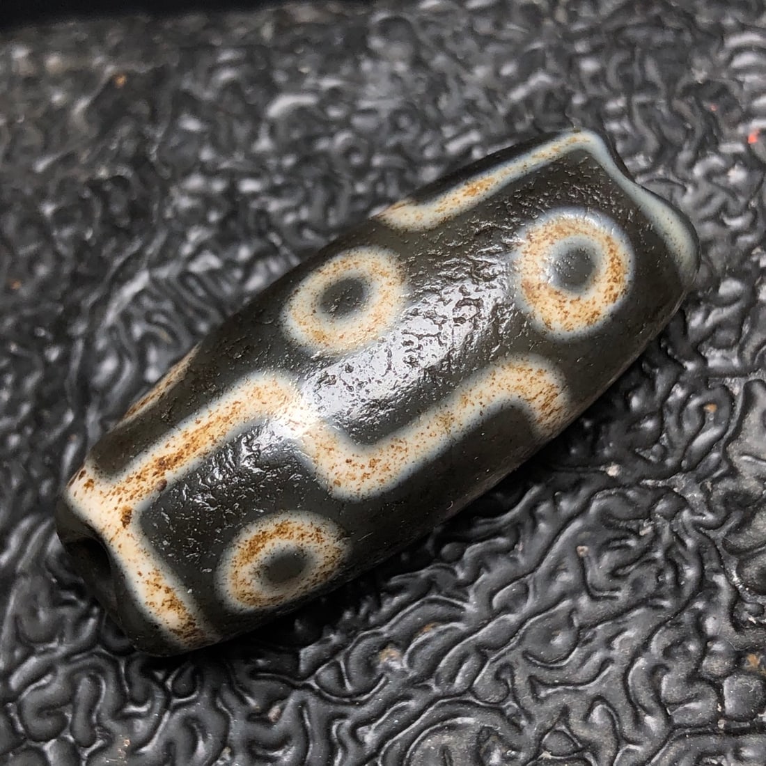 Chinese natural agate DZI beads: Size: Height 4 cm - Width 1.7 cm Materials: Natural Agate Time Period: Qing dynasty Manufactured Date: Qianlong Period Object: Chinese Antique ⛨ Purchase With Confidence ✔ Verified