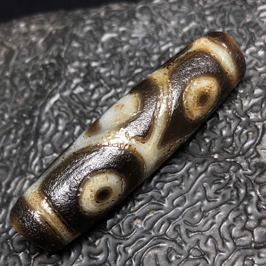 Chinese natural agate DZI beads: Size: Height 4.7 cm - Width 1.3 cm Materials: Natural Agate Time Period: Qing dynasty Manufactured Date: Qianlong Period Object: Chinese Antique ⛨ Purchase With Confidence ✔ Verifie