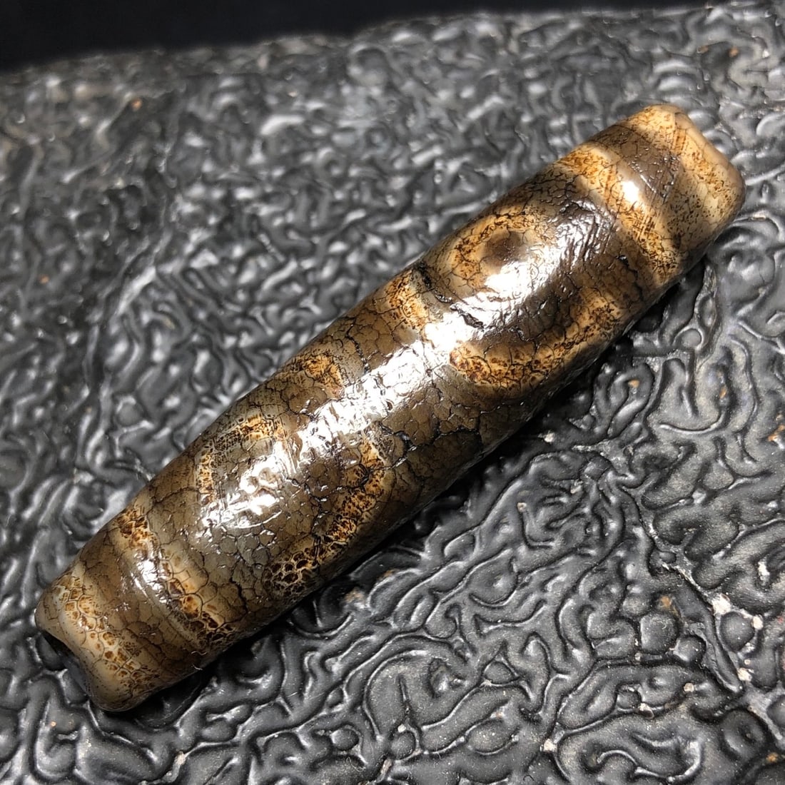 Chinese natural agate DZI beads: Size: Height 5.6 cm - Width 1.4 cm Materials: Natural Agate Time Period: Qing dynasty Manufactured Date: Qianlong Period Object: Chinese Antique ⛨ Purchase With Confidence ✔ Verifie