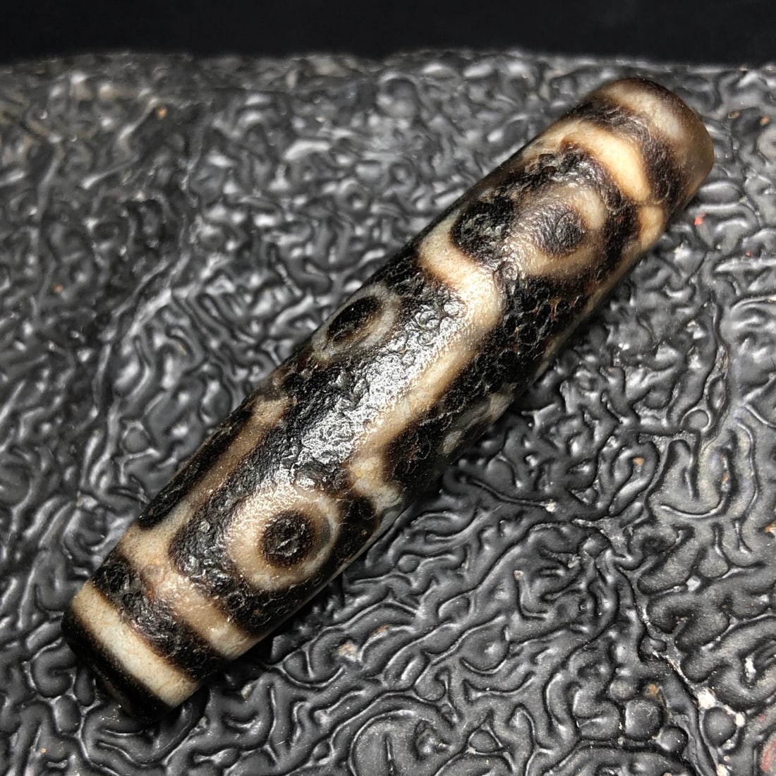 Chinese natural agate DZI beads: Size: Height 5.6 cm - Width 1.4 cm Materials: Natural Agate Time Period: Qing dynasty Manufactured Date: Qianlong Period Object: Chinese Antique ⛨ Purchase With Confidence ✔ Verifie