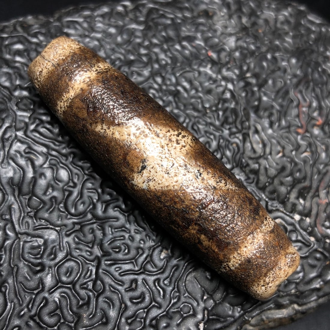 Chinese natural agate DZI beads: Size: Height 5.3 cm - Width 1.4 cm Materials: Natural Agate Time Period: Qing dynasty Manufactured Date: Qianlong Period Object: Chinese Antique ⛨ Purchase With Confidence ✔ Verifie