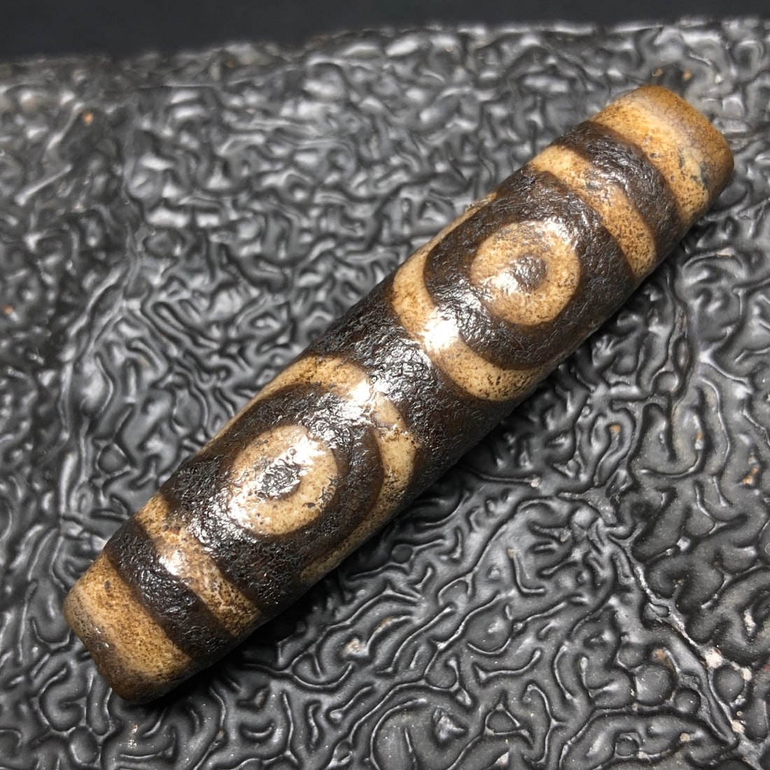 Chinese natural agate DZI beads: Size: Height 5.5 cm - Width 1.3 cm Materials: Natural Agate Time Period: Qing dynasty Manufactured Date: Qianlong Period Object: Chinese Antique ⛨ Purchase With Confidence ✔ Verifie