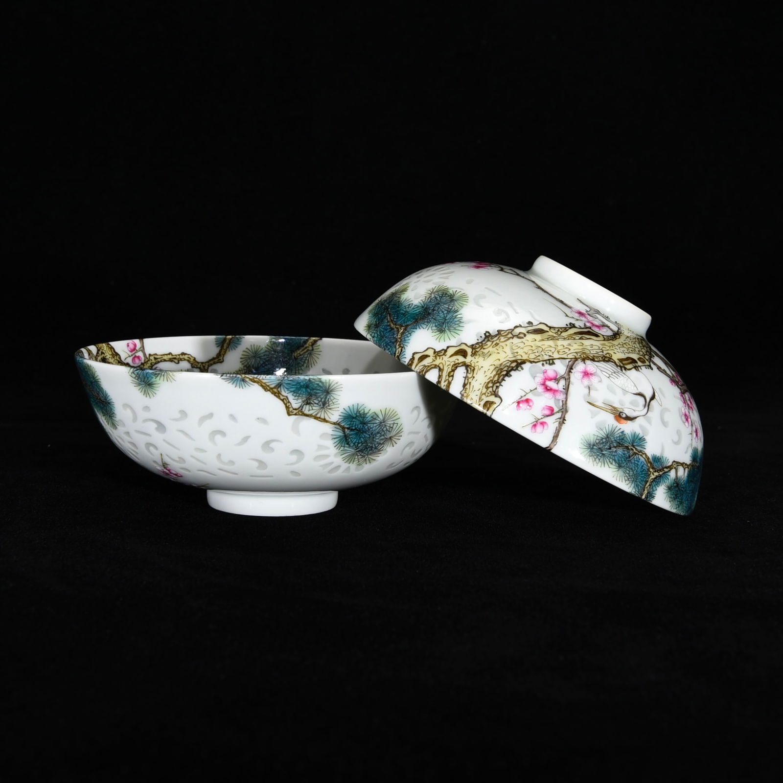 Chinese famille rose porcelain bowl pair Qing dynasty Qianlong Mark & Period (1 of 9)
