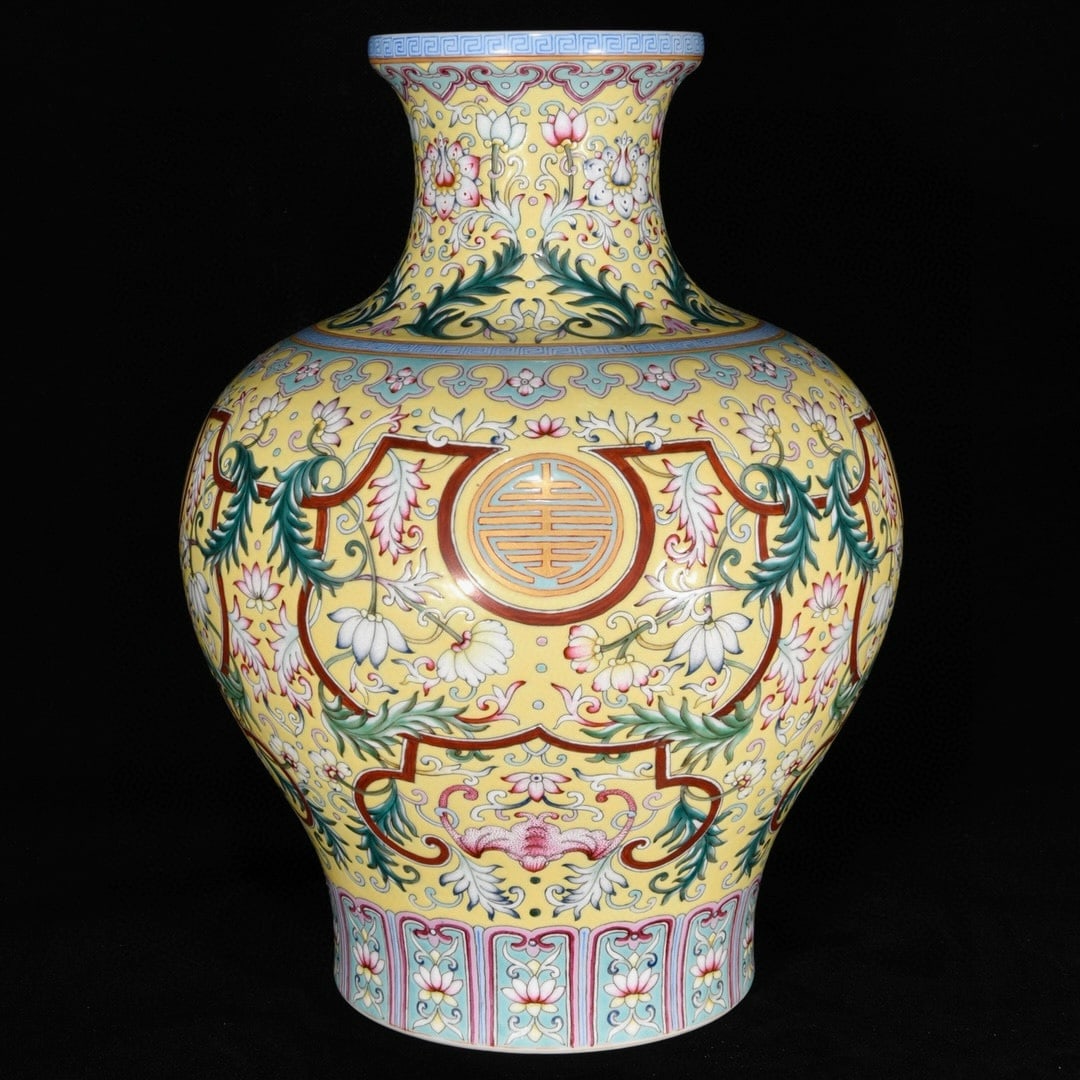 Chinese famille rose porcelain vase Qing dynasty Qianlong Mark & Period (1 of 9)