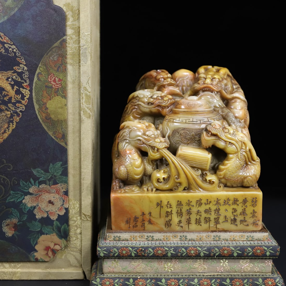 Chinese natural shoushan stone carved seal Qing dynasty: Size: Height 16 cm - Width 15.2 cm Materials: Natural Shoushan stone Time Period: Qing dynasty Manufactured Date: Qianlong Period Object: Chinese Antique ⛨ Purchase With Confidence ✔